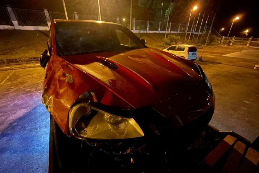 Keadaan SUV yang dipandu seorang lelaki selepas terlanggar seekor gajah liar di Setiu pada Jumaat. 