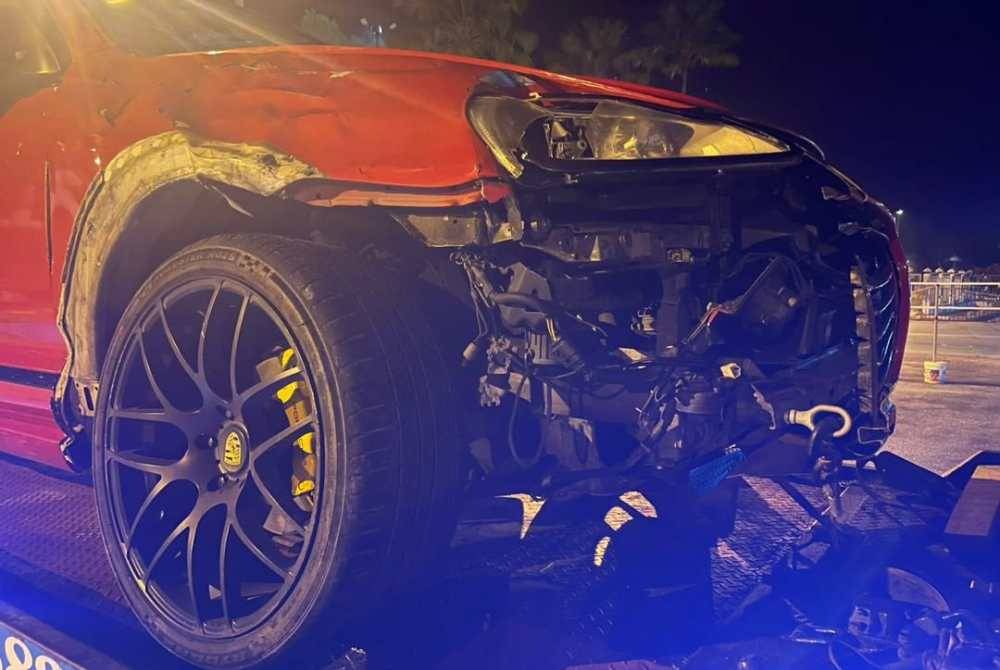 SUV jenis Porsche Cayenne mengalami kerosakan pada bahagian hadapan setelah terlanggar seekor gajah liar.