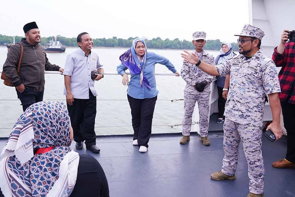 Abdul Muhaimin (kanan) memberi taklimat kepada penumpang kapal KM Bagan Datuk pada Jumaat. Foto Sinar Harian-MOHD HALIM ABDUL WAHID