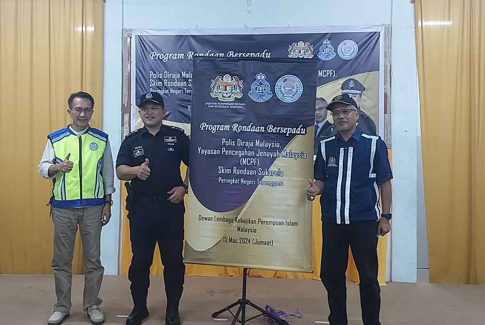 Mazli (dua dari kiri) ketika program program rondaan Polis Diraja Malaysia bersama SRS di