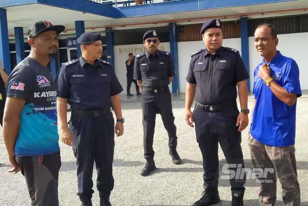 Rospaizal (kiri) bersama Zulkifli (dua dari kiri) ketika membuat laporan polis di IPD Gerik pada Sabtu.