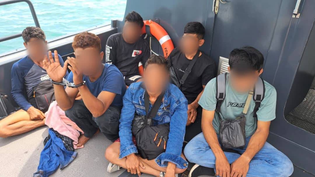 Enam PATI yang ditahan dibawa Jeti Zon Maritim Batu Pahat. Foto Maritim Malaysia 