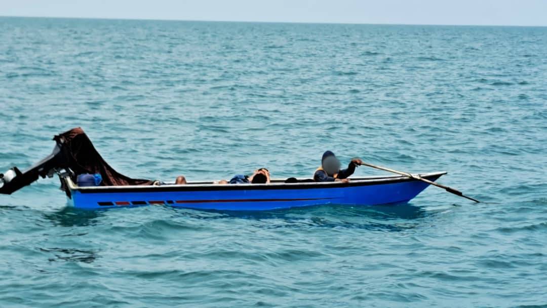  Bot fiber dinaiki enam PATI cuba keluar dari negara ini melalui perairan Tampok, Pontian pada Jumaat. Foto Maritim Malaysia
