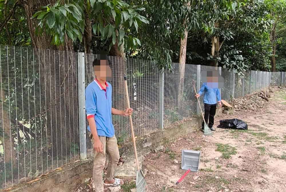 Antara pekerja asing yang ditahan Imigresen Kuala Lumpur di sebuah sekolah sukan di Bukit Jalil, pada Khamis. Foto: Imigresen Kuala Lumpur