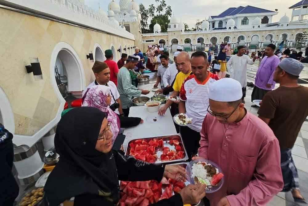 Selain solat sunat tarawih, orang ramai juga boleh menyertai majlis berbuka puasa yang disediakan untuk sekitar 200 hingga 400 jemaah serta moreh.