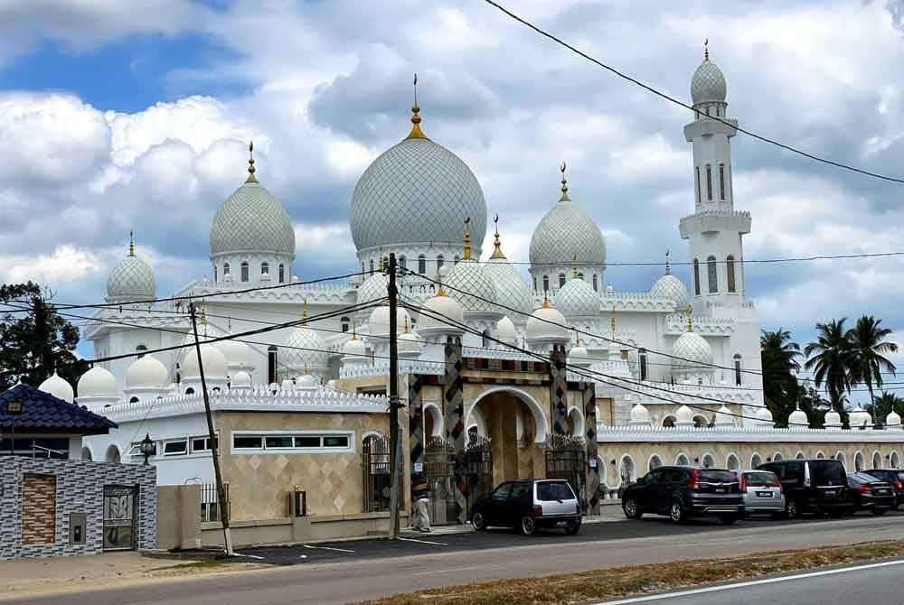 Pembinaan Masjid Imanul Fa'izin atau Masjid Andalusia yang terletak di Kampung Padang Kala, di sini berjaya direalisasikan oleh Pengarah Urusan Kumpulan Andalusia Travel & Tours Sdn Bhd, Ibrahim Mat Sin.