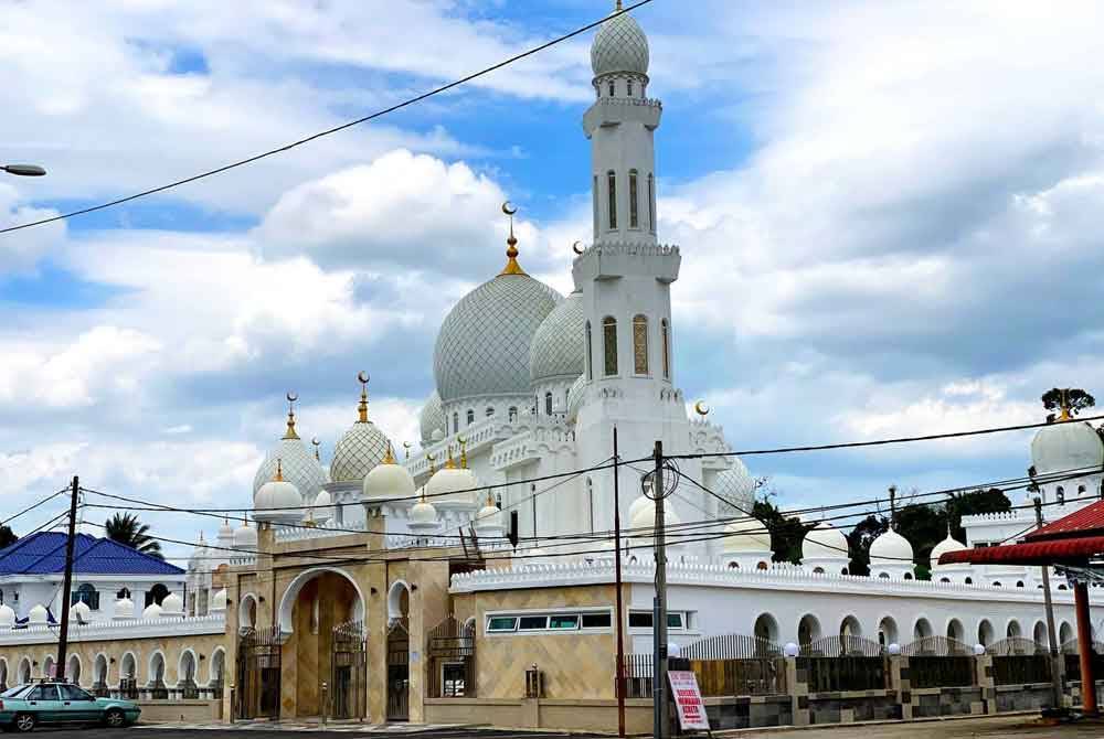 Hasrat murni seorang lelaki membina sebuah masjid di kawasan permainannya sewaktu kecil akhirnya menjadi kenyataan selepas rumah ibadah bernilai RM7.5 juta itu telah siap dibina.