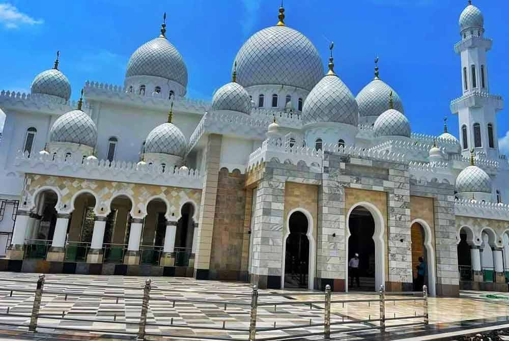 Hasrat murni seorang lelaki membina sebuah masjid di kawasan permainannya sewaktu kecil akhirnya menjadi kenyataan selepas rumah ibadah bernilai RM7.5 juta itu telah siap dibina.
