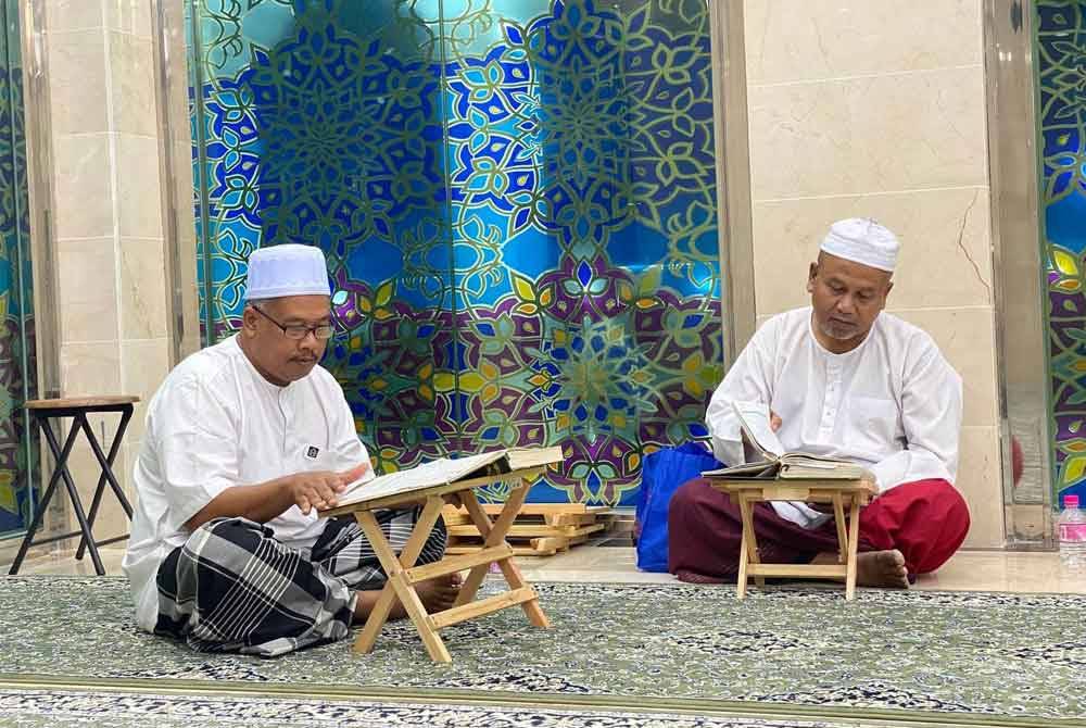 Jemaah tidak melepaskan peluang merebut pahala di bulan Ramadan dengan membaca al-Quran di Pembinaan Masjid Imanul Fa'izin, Padang Kala, Kota Bharu.