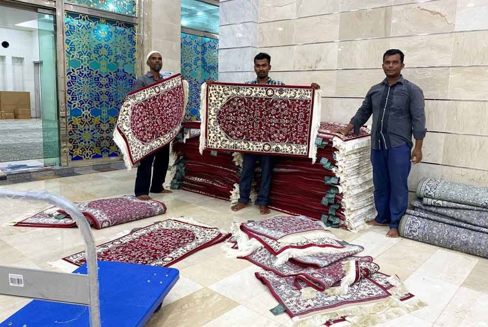 Setiap kawasan di masjid ini boleh digunakan untuk solat kerana terdapat sekumpulan pekerja asing yang ditugaskan khas untuk mencuci kawasan setiap waktu solat.