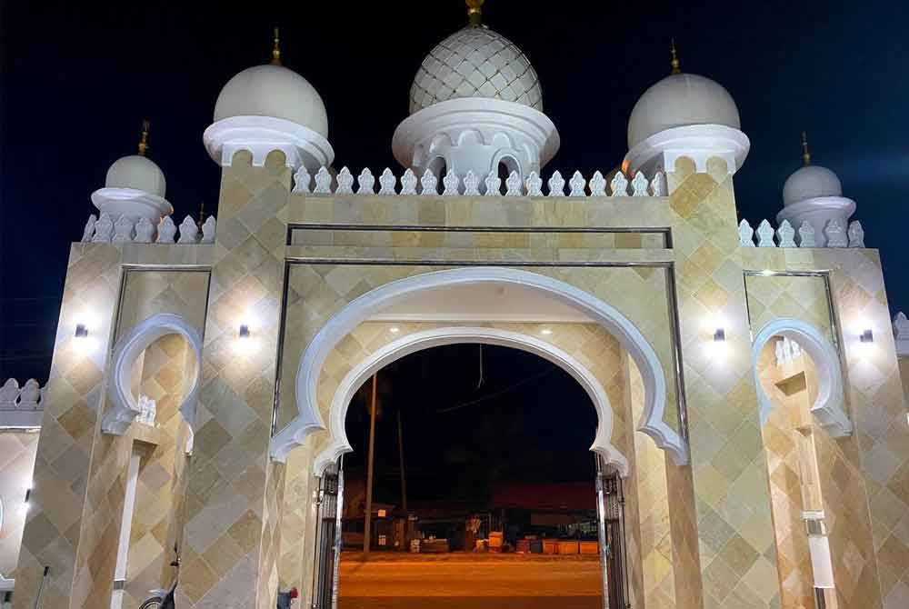 Ketelitian menjadi keutamaan dalam pembinaan Masjid Imanul Fa'izin apabila pintu gerbang ini diubah sebanyak 21 kali bagi memastikan seni binanya tepat sebagai mana reka bentuk asal.