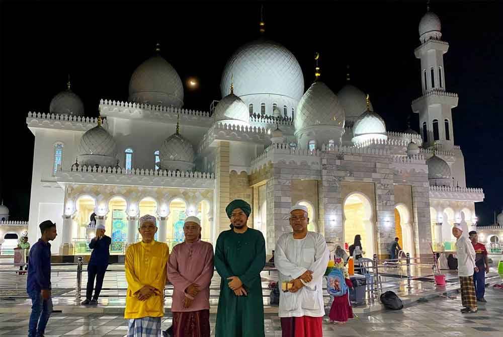 Nik Saiful Adli (dua dari kanan) bersama Pengerusi Jawatan kuasa Masjid Imanul Fa'izin, Dr Razali Hamzah (kiri) sebaik sahaja selesai solat sunat tarawih.