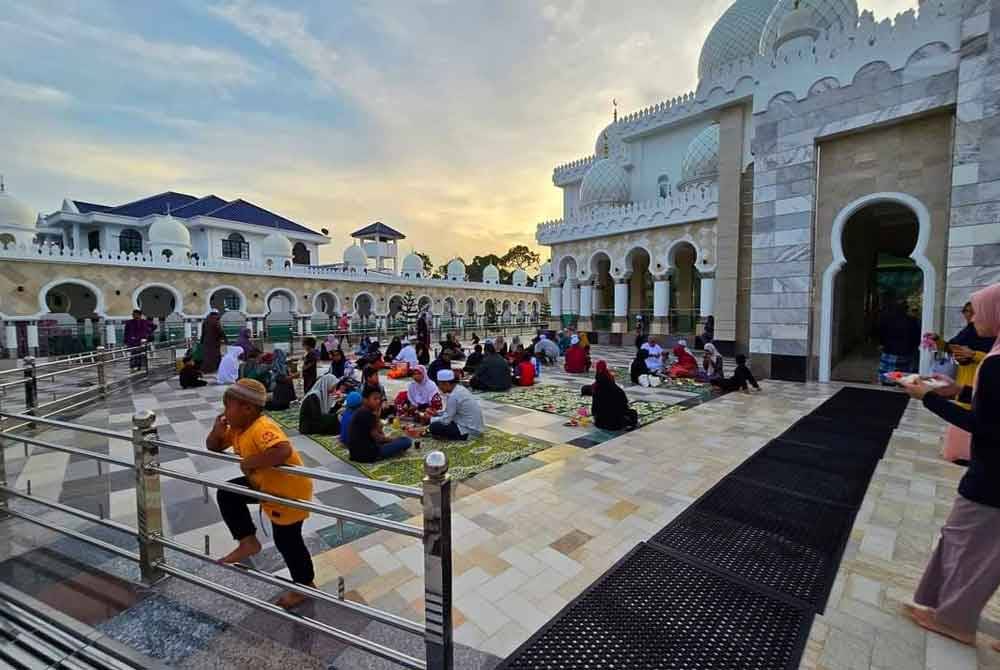 Tapak masjid ini merupakan kawasan permainan pemiliknya semasa kanak-kanak sekali gus meninggalkan banyak memori indah kepada Ibrahim.