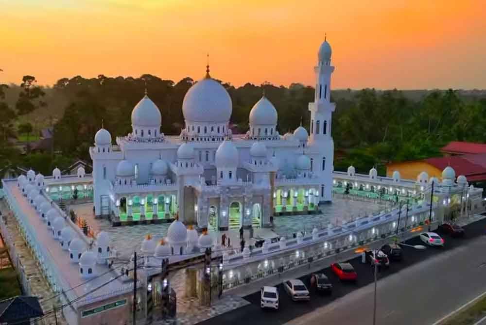 Pembinaan Masjid Imanul Fa'izin atau Masjid Andalusia yang terletak di Kampung Padang Kala, di sini berjaya direalisasikan oleh Pengarah Urusan Kumpulan Andalusia Travel & Tours Sdn Bhd, Ibrahim Mat Sin. Foto Ihsan pembaca