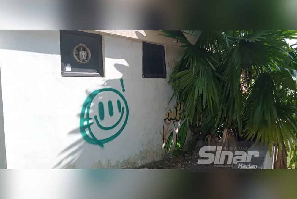 Perbuatan vandalisme itu telah mencacatkan pemandangan.