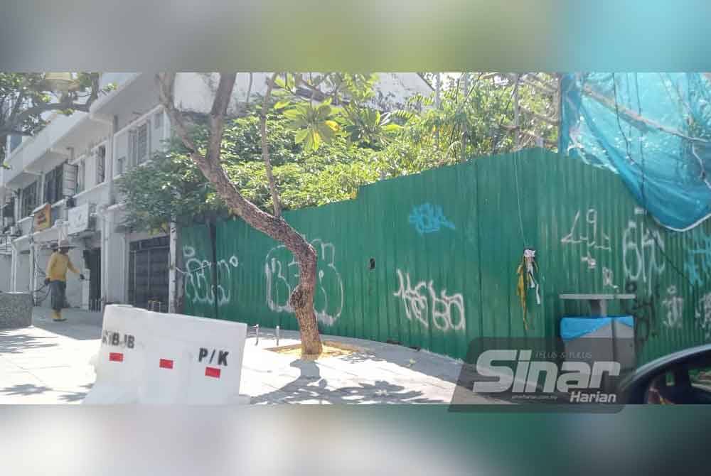 Penutup zink untuk projek pembangunan turut diconteng.