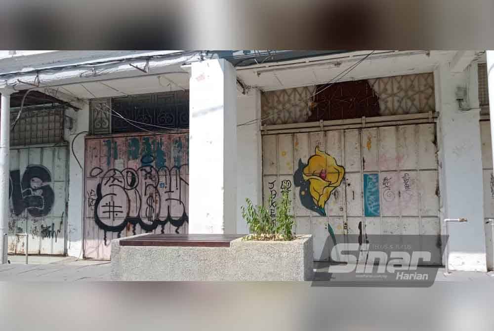 Keadaan premis-premis yang diconteng dengan pelbagai tulisan mencacatkan pemandangan sekitar pusat bandar raya Johor Bahru