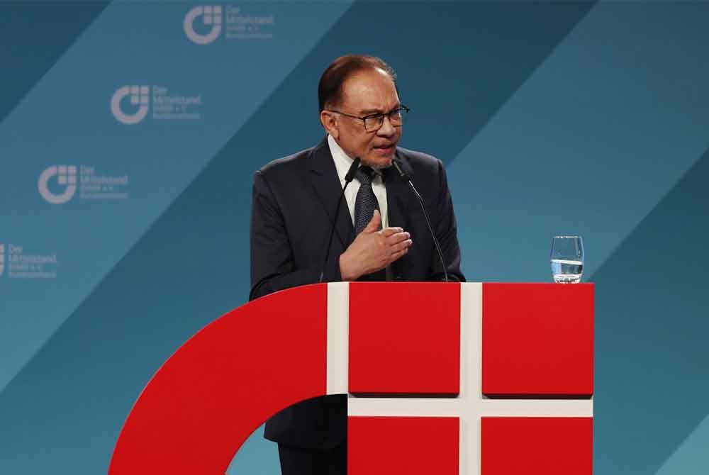 Anwar menyampaikan ucaptama pada acara tahunan SME Future Day 2024 di Berlin pada Khamis. Foto Bernama