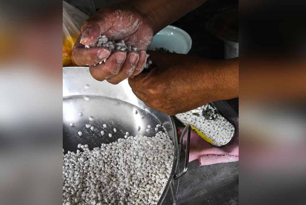 Kaedah pembuatan bedak sejuk secara tradisional dengan menggunakan tangan masih dikekalkan. Foto Bernama