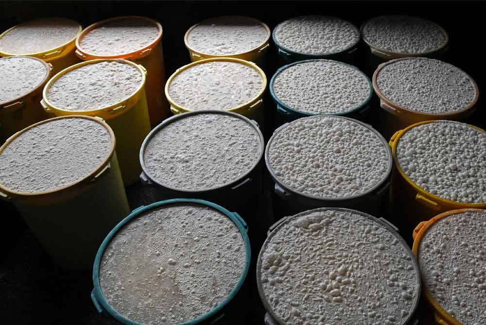 Beras hancur diletakkan di dalam bekas dan direndam di dalam air selama sebulan. Foto Bernama