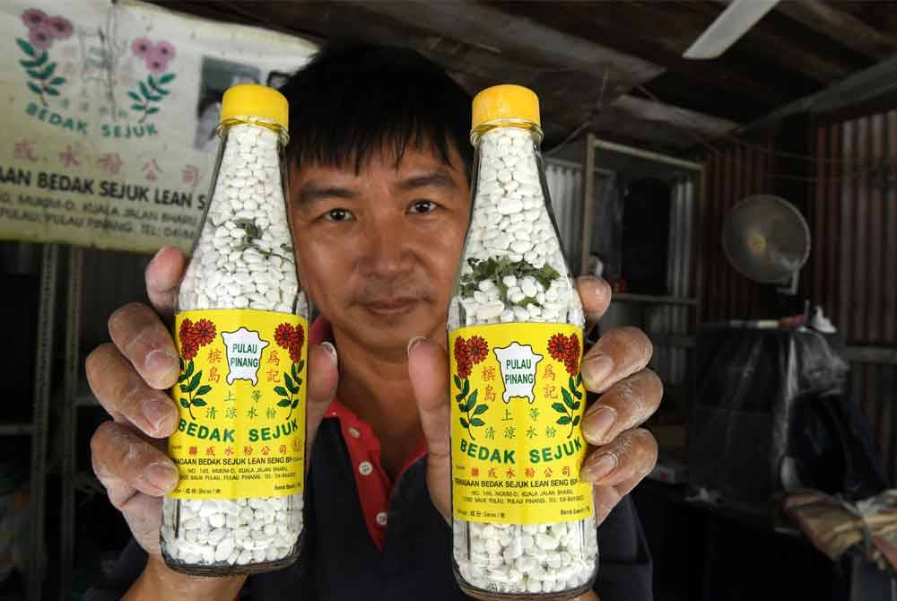 Seong Huat menunjukkan bedak sejuk legasi yang diperturunkan dari mendiang bapanya, Yeoh Keng Béng sejak 1975 yang dikenali sebagai ‘Perniagaan Bedak Sejuk Lean Seng’. Foto Bernama