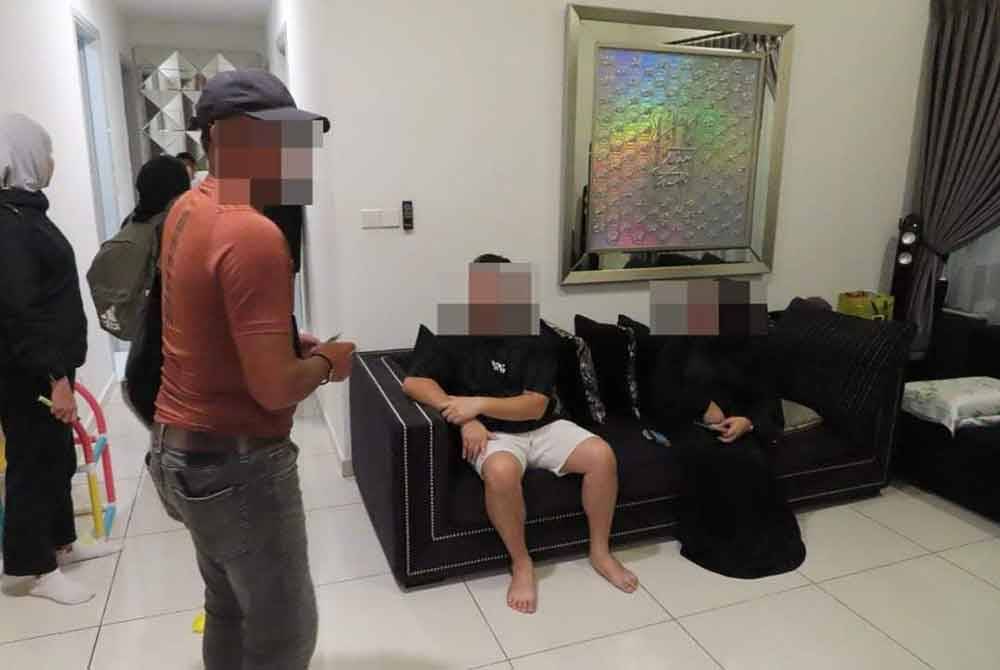 Imigresen menyerbu sebuah rumah di Petaling Jaya, pada Jumaat dan menahan tiga ejen yang disyaki terlibat eksploitasi pekerja asing. Foto Imigresen Putrajaya