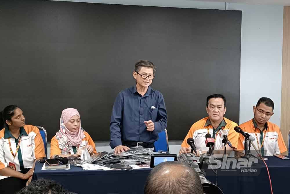 Chin Huat (berdiri) memberi penjelasan berhubung isu stoking tertera kalimah ALLAH pada sidang media di Menara KK pada Sabtu.