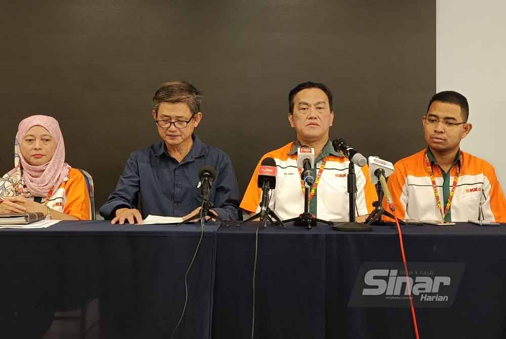 KK Chai (dua dari kanan) dan Chin Huat (dua dari kiri) ketika sidang media di Menara KK pada Sabtu.