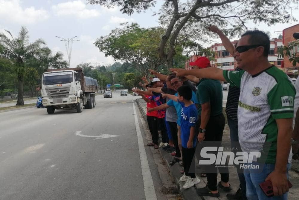 Bantahan wakil penduduk sekitar Alam Budiman susulan operasi lori tanah yang semakin rancak melalui Persiaran Pulau Lumut sejak lima bulan lalu.