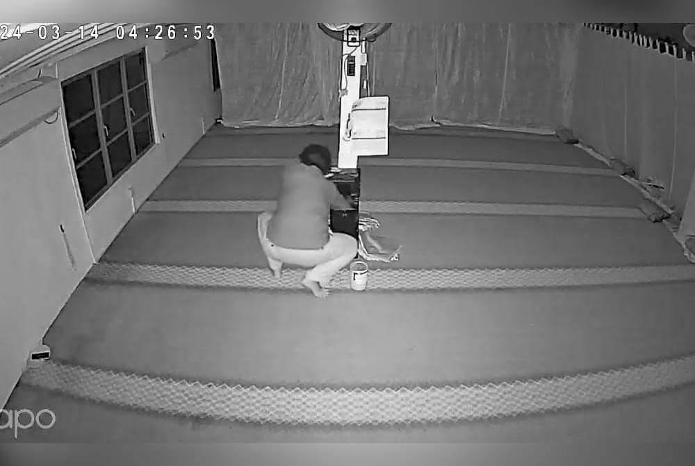 Tindakan seorang lelaki mencuri duit tabung masjid terbongkar apabila perbuatannya itu dirakam CCTV.