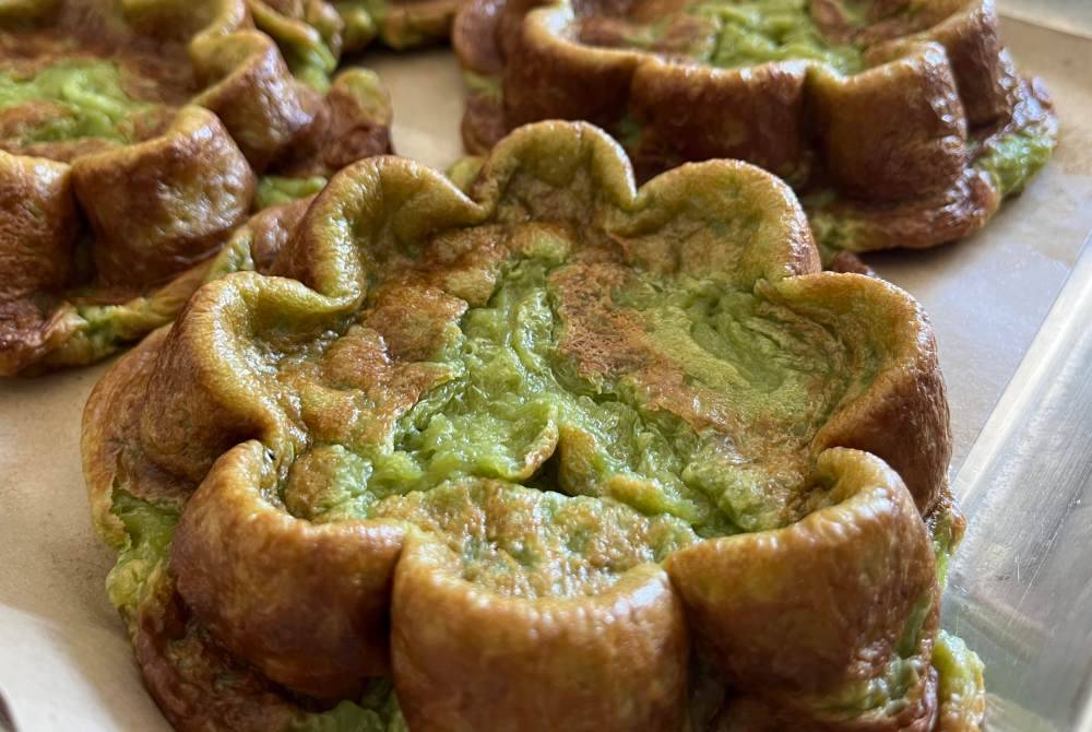 Piana atau akok bunga air tangan Nor Asmida Arif, 33, yang ditempah pelanggan siap dibakar di Taman Wangi Gua Musang. Foto Bernama