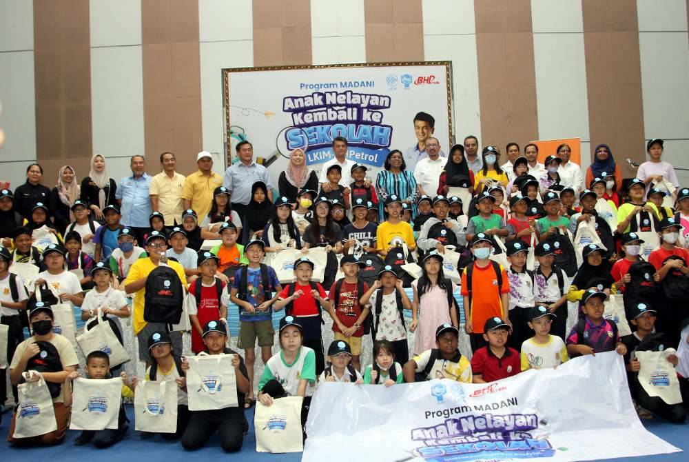 Seramai 100 orang kalangan anak nelayan menerima peralatan sekolah seperti pakaian, kasut sekolah, botol air serta peralatan tulis melibatkan peruntukan keseluruhan RM15,000.