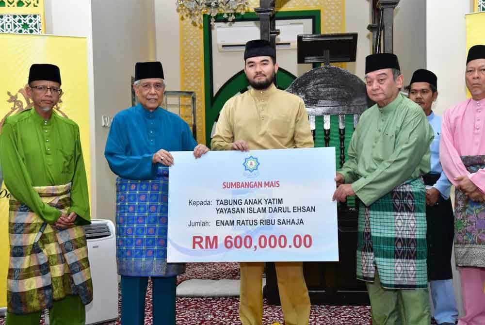 Tengku Amir Shah berkenan menyaksikan penyerahan cek sumbangan MAIS disampaikan oleh Abdul Aziz (dua dari kiri) kepada YIDE diwakili Mazlan (dua dari kanan).