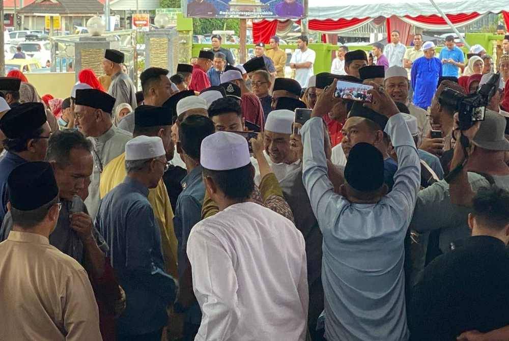 Orang ramai hadir pada Majlis Iftar Santunan Kasih Ramadan di Masjid Batang Merbau, di Tanah Merah pada Sabtu.