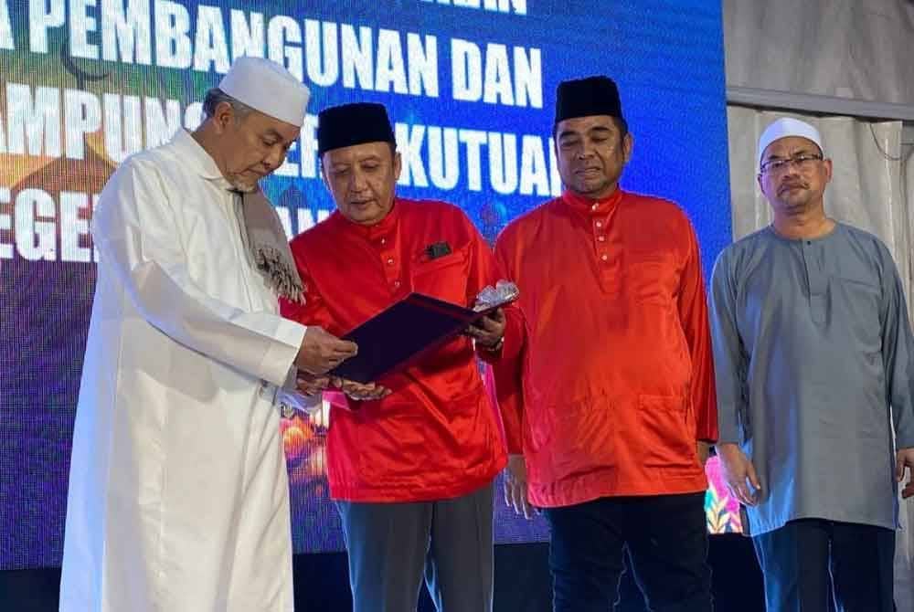 Ahmad Zahid (kiri) membincangkan sesuatu bersama kepimpinan yang hadir.