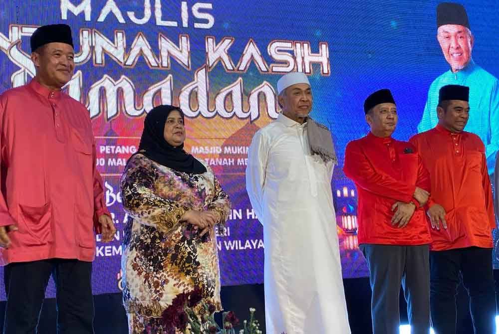 Antara kepimpinan yang hadir pada Majlis Iftar Santunan Kasih Ramadan di Masjid Batang Merbau di Tanah Merah pada Sabtu.