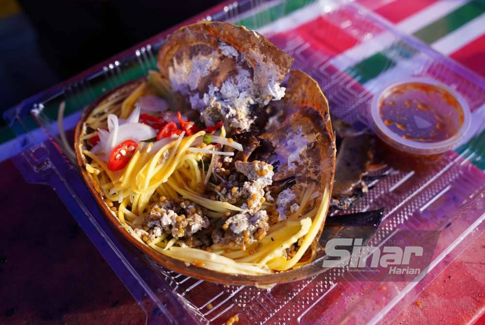 Kerabu belangkas yang dijual di gerai Ainol Adilah di bazar Ramadan Seksyen 13, Shah Alam. Foto Sinar Harian HALIM ABDUL WAHID