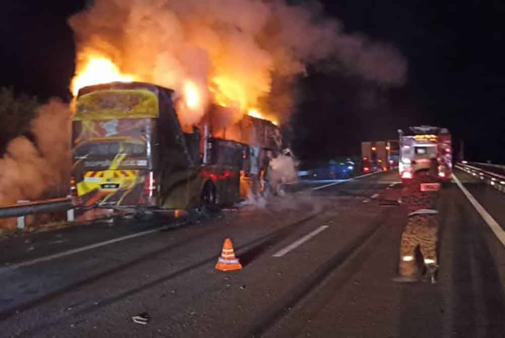 Anggota bomba sedang memadamkan kebakaran bas di Lebuhraya Utara Selatan dekat Gurun, Kedah. Foto Ihsan JBPM