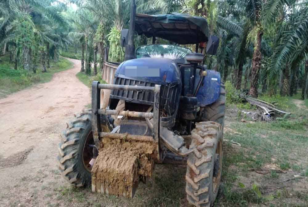 Seorang pekerja ladang maut dipercayai digilis traktor semasa sedang memunggah buah sawit di Ladang Aring 5, di Gua Musang pada Sabtu.
