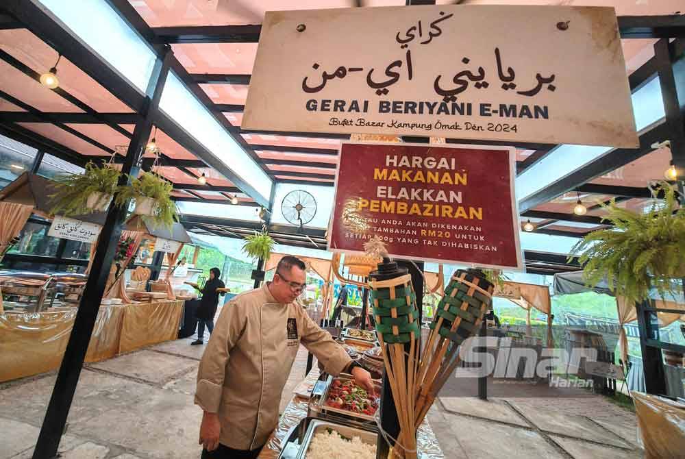 Notis peringatan kepada pelanggan supaya tidak membazir makanan dipaparkan di premis.