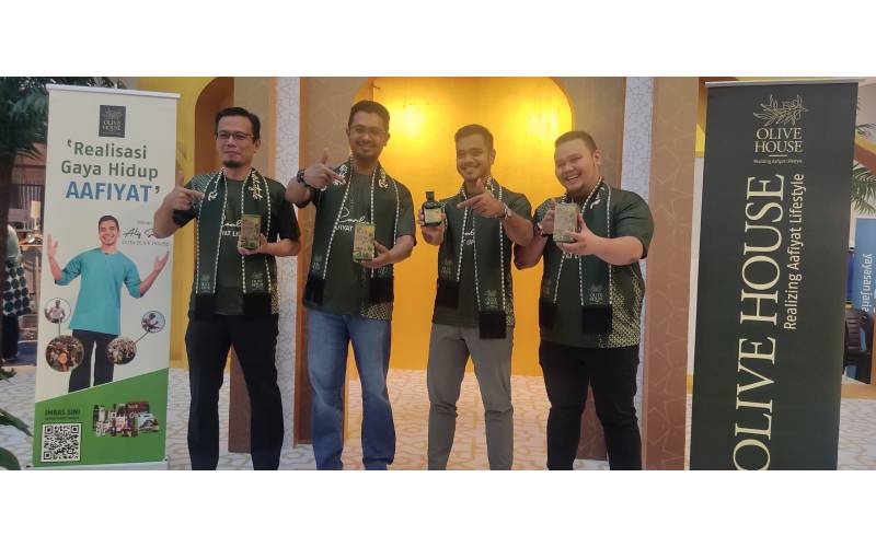 Dari kanan: Dr Muhamad Hazwan Nazri, Alif Satar, Aidil Azwal dan Dr Zubaidi Ahmad menunjukkan produk Olive House.