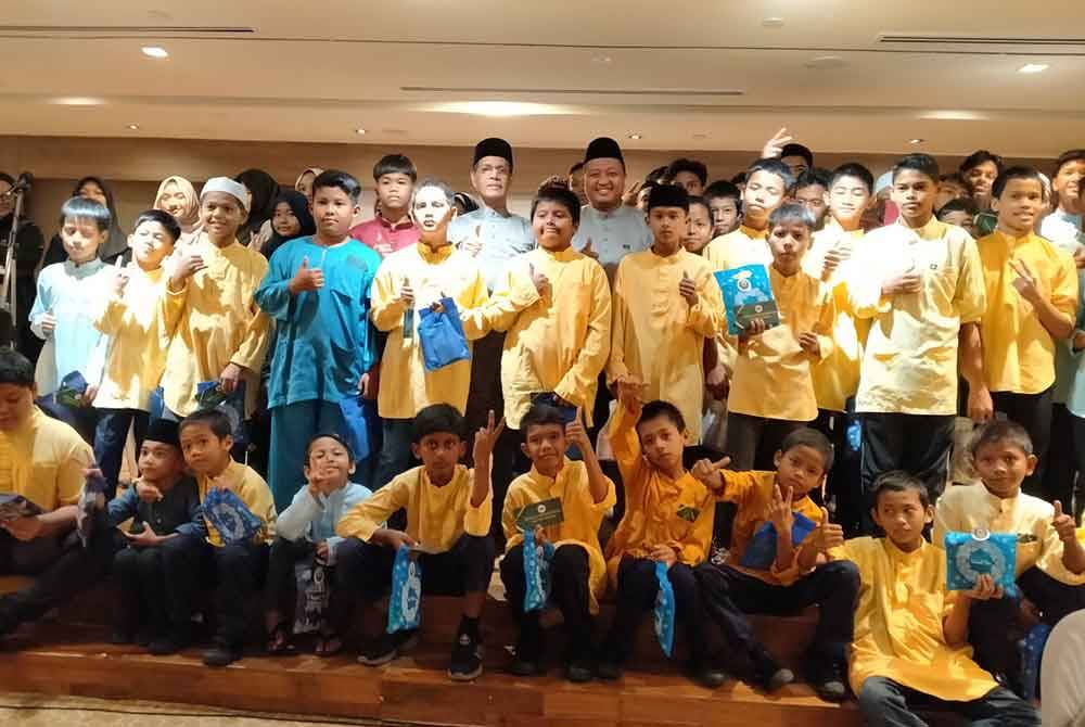 Zahar (tengah) bersama anak-anak yatim dan asnaf yang diraikan sempena Majlis Iftar Bersama Anak-Anak Yatim dan Asnaf anjuran DPMP bersama Zahar Advisory Group di Dewan Serbaguna Bangunan Tabung Haji di sini pada Sabtu.