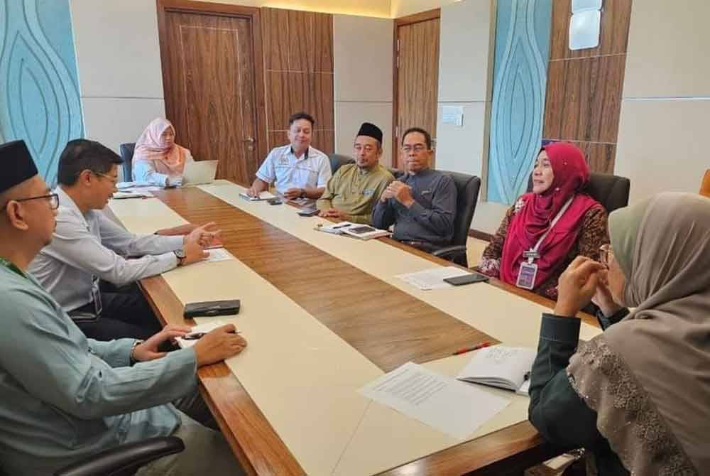 Aiman Athirah ketika mengadakan perbincangan dengan pegawai PPD Sepang.