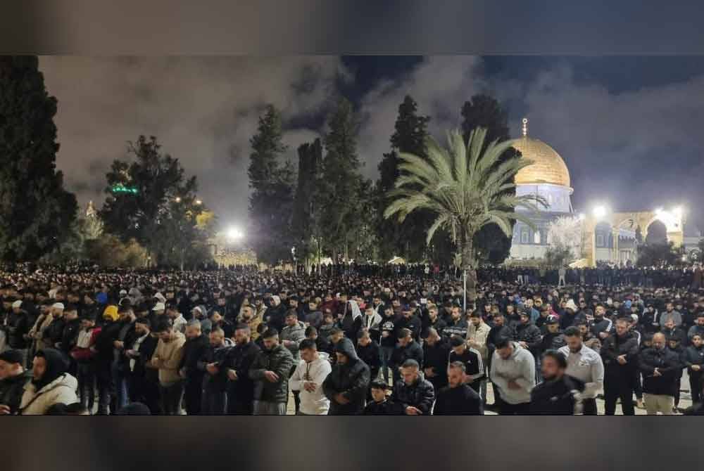 jumlah jemaah itu menunaikan solat berkenaan pada malam keenam Ramadan di Palestin. Foto X@mxyaslytherin