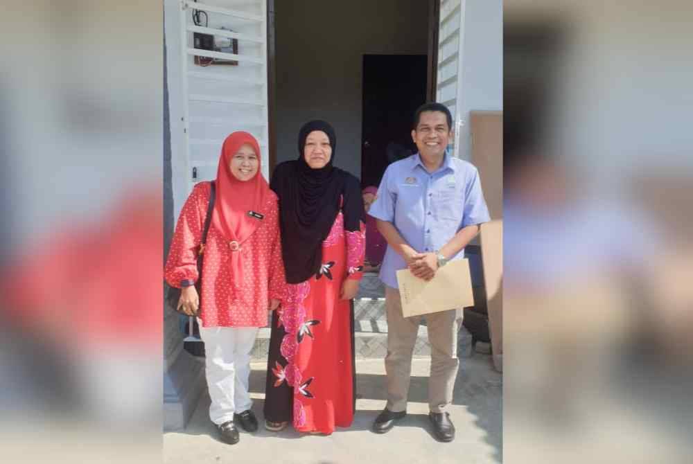 Dalam lawatan tersebut Halijah (tengah) turut menerima bayaran faedah pengurusan jenazah berjumlah RM2,000.