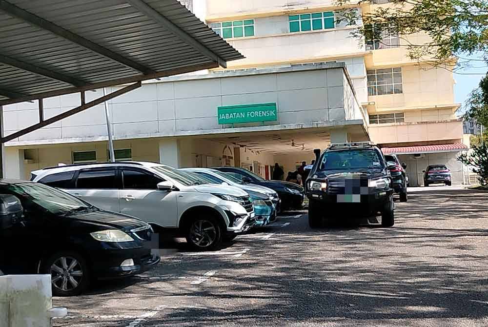 Mayat kanak-kanak lelaki yang maut dikelar di bawa ke Unit Forensik Hospital Sultan Ismail (HSI) Johor Bahru.