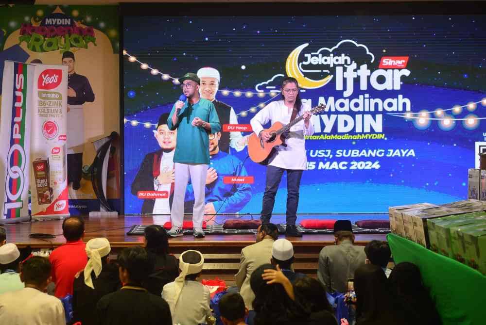 Selebriti jemputan, Mawi membuat persembahan ketika pelancaran Jelajah Iftar Ala Madinah Mydin di cawangan USJ 1 pada Jumaat.