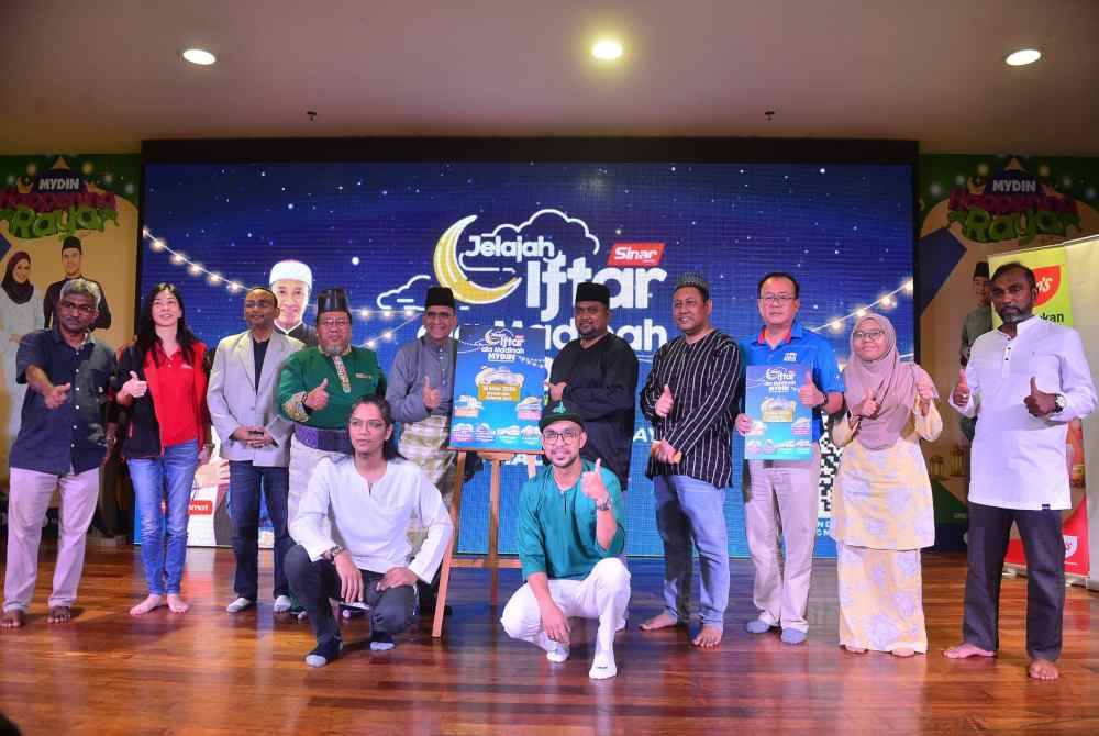 Tuan Ahimmat (lima dari kiri) dan Airol Fadley (lima dari kanan) bersama penaja Jelajah Iftar Ala Madinah Mydin dan selebriti jemputan.