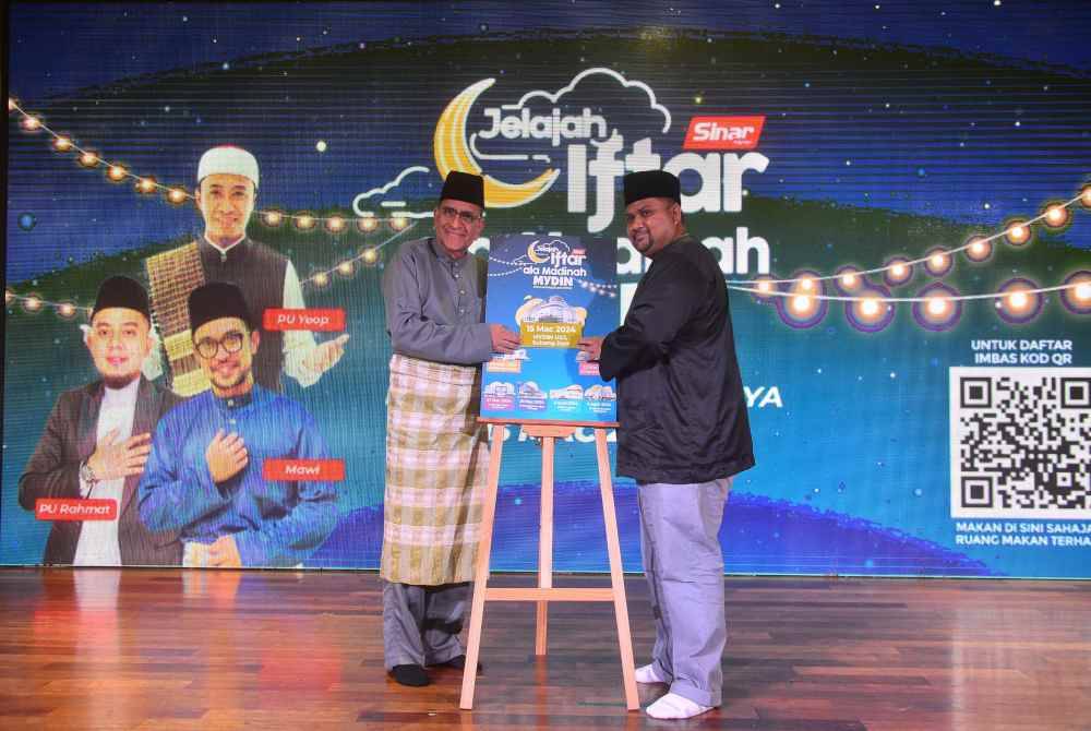 Tuan Ahimmat (kiri) dan Airol Fadley menyempurnakan gimik pelancaran Jelajah Iftar Ala Madinah Mydin di cawangan USJ 1 pada Jumaat.