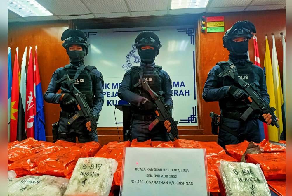 Serbuan sekitar jam 4.10 petang itu membawa kepada rampasan dadah jenis methamphetamine seberat 51.5 kilogram bernilai lebih RM2.5 juta.